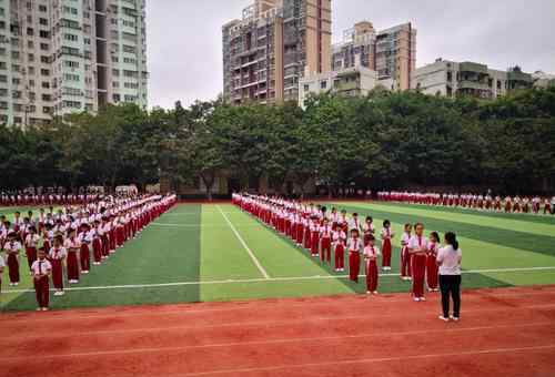 近2500名中学生贪吃蛇式跑操 中学生贪吃蛇式跑操