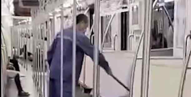 上海地铁回应保洁用拖把擦座椅 保洁用拖把擦座椅