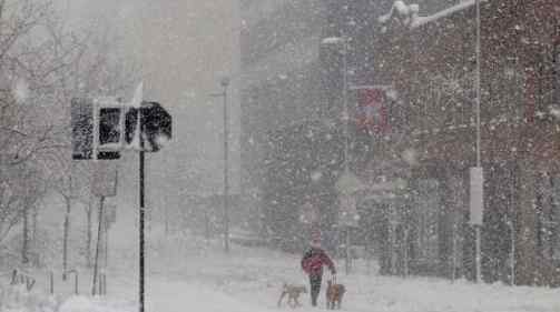 大学生在校园内被狂风暴雪吹走 暴风雪天气注意事项