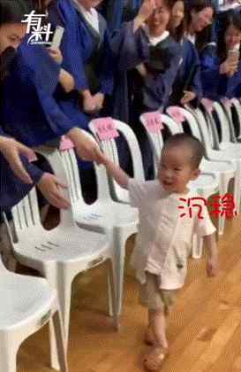 博士生幼子闯毕业礼 一路握了30多个硕士博士的手