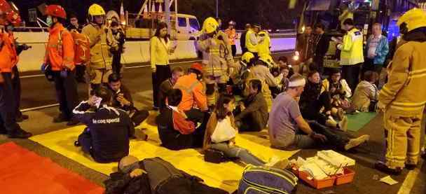 香港大巴的士相撞 致3人死亡32人受伤