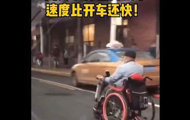 俩大爷开电动轮椅街上飙车 真相到底是怎样的？