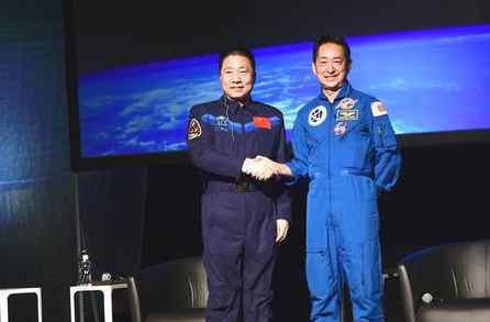 杨利伟首次访日 两国首飞航天员共话航天