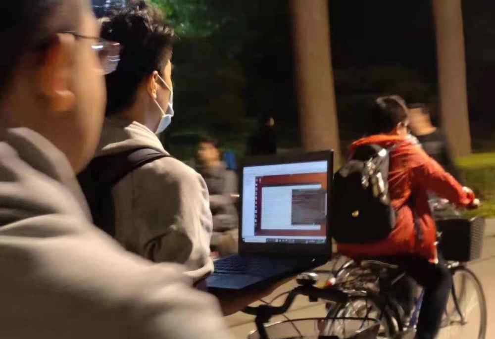 清华学生边骑车边用电脑 到底是什么状况？