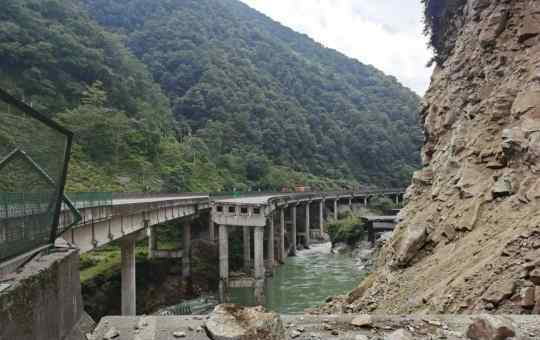 雅西高速一桥梁因山体垮塌断裂 事件的真相是什么？