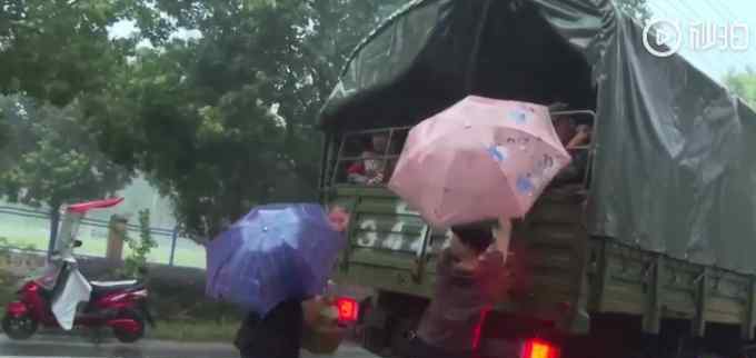 百姓冒雨追车送抗洪战士熟鸡蛋 具体是什么情况？