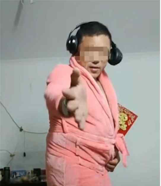 大叔穿女装做主播 衣服全是偷的