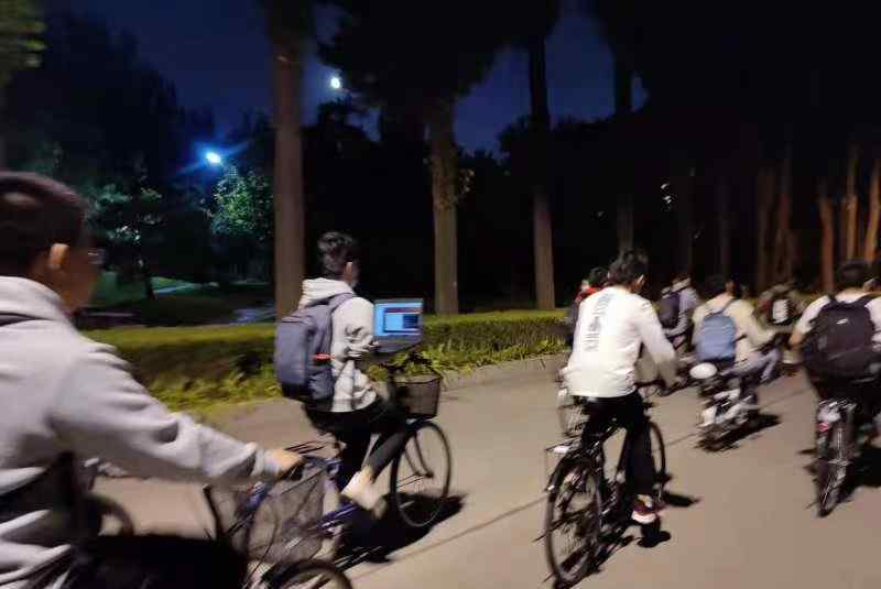 清华学生边骑车边用电脑 到底是什么状况？