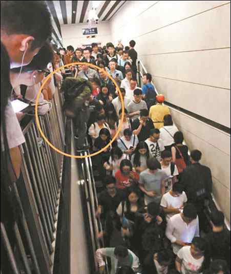北京地铁10号线扶梯故障 一乘客翻围栏下楼梯