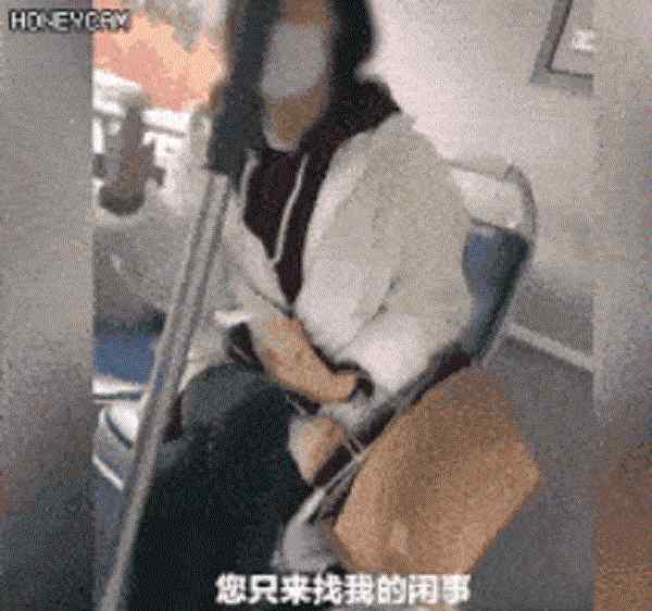 女子公交上摘口罩吃榴莲 北京公交摘口罩吃榴莲