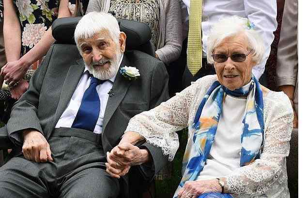 俩9旬老人再结婚 新娘66年前是新郎结婚时的伴娘