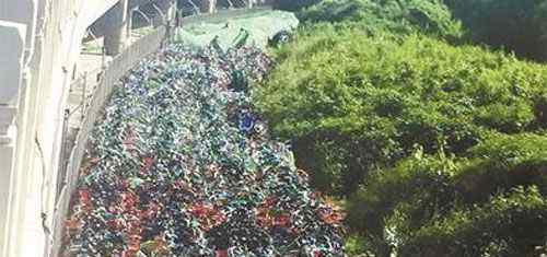 高架堆积共享单车 现场数万辆共享单车堆积如山