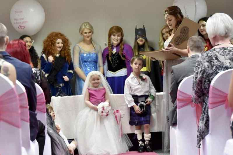 5岁癌症女孩穿婚纱结婚 和最好的朋友举办了一场童话式的婚礼