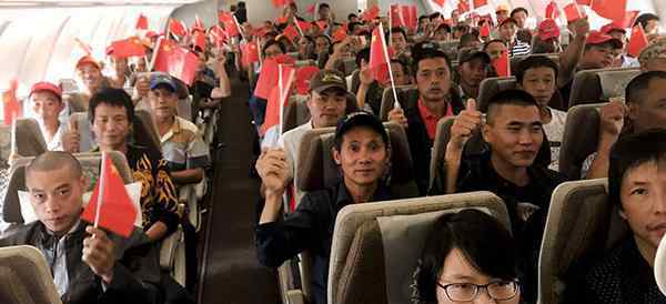 加勒比海受困中国公民已登机起飞 飞机舱内齐唱国歌
