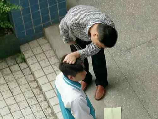 四川某中学教师当众施暴 一手揪住跪在地上学生的头发