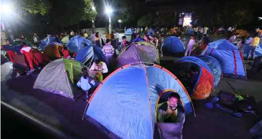 150名小学生夜宿西湖畔 为了庆祝少先队建队68周年