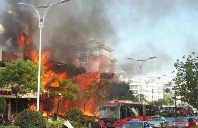杭州一餐馆爆炸 已致1人死亡18人受伤