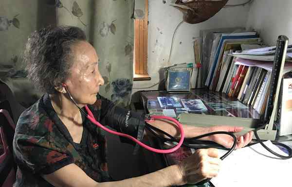 91岁医生奶奶义诊30年 三十多年来为社区里600多位居民看过病