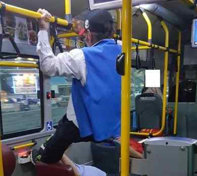 70岁大爷飞踹年轻人 因不满年轻人坐在公交车的爱心专座上