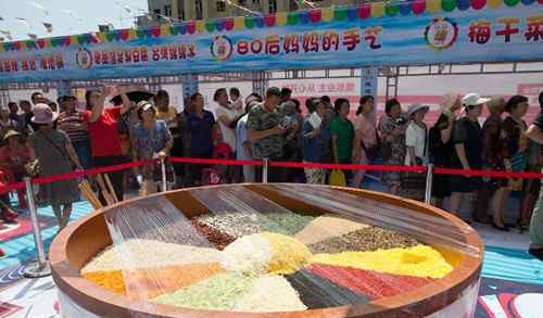 吉林千人同吃拌饭 3米的巨型木制朝鲜族锅拌饭亮相延吉