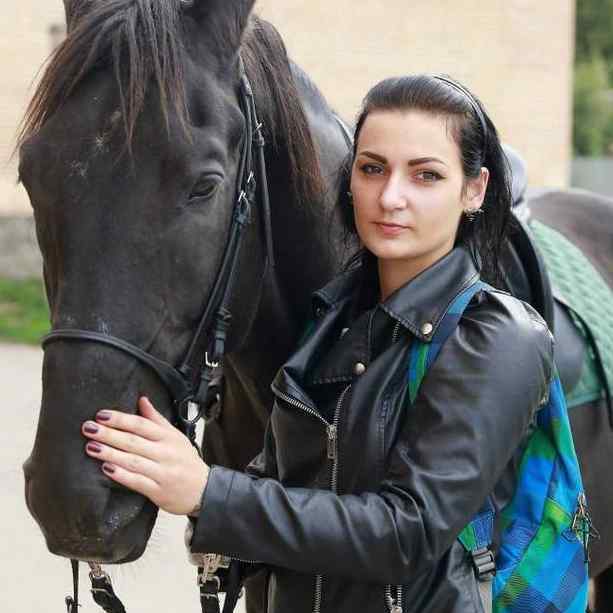 俄美女骑马送快递 她和全世界的同龄姑娘不一样