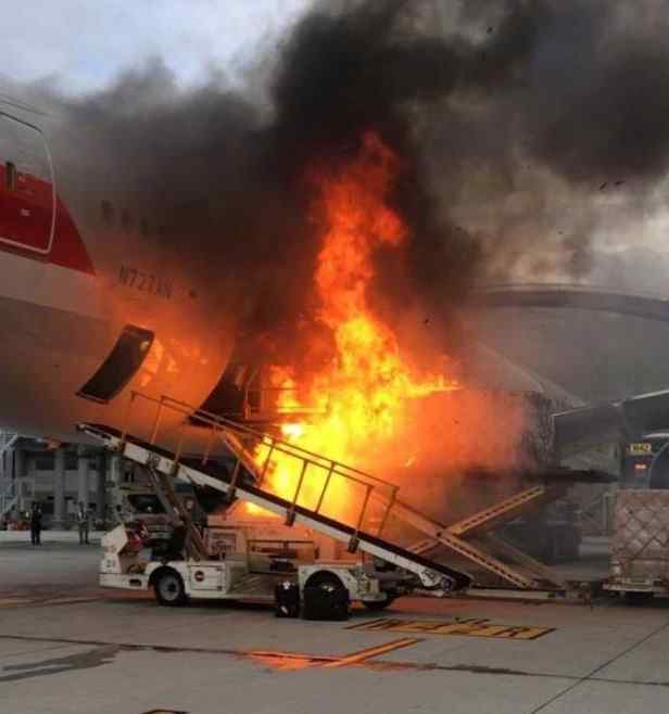 香港机场客机起火 暂未知伤亡情况