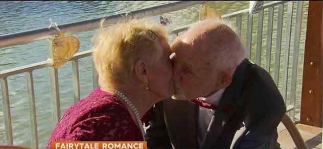 求婚15年终娶女友 88岁老翁娶93岁新娘