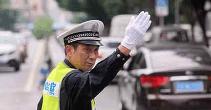重庆交巡警因太凶成网红 红绿灯切换了如指掌