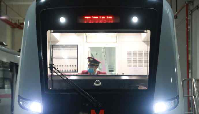 武汉地铁贴隔位而坐标签 事件的真相是什么？