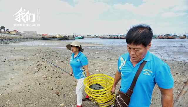 7旬老夫妻海滩捡垃圾 3年累计清理出740吨海滩垃圾