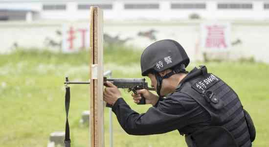 高考最帅护考特警走红 考生考后纷纷求合影