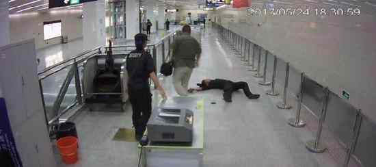 天津地铁乘客暴力拒绝安检 致安检员因手腕和后脑受伤