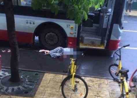 女子穿高跟鞋追公交 因路滑摔倒被公交碾压致死