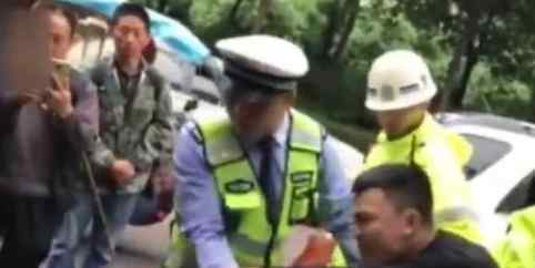 辅警执法被辱骂：可以打我 不准骂我妈