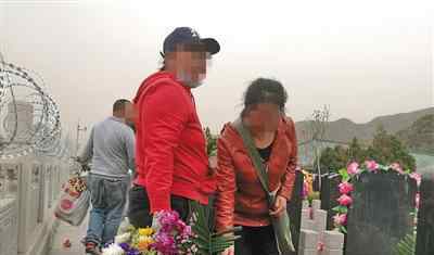 公墓祭祀鲜花被盗 登上网络热搜了！