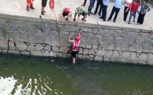 消防员帮捞准考证 不顾危险直接跳入河中寻找