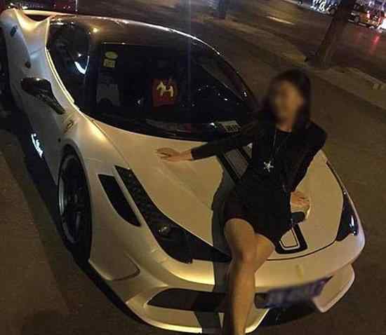 女子穿高跟鞋爬豪车拍照 车主怒吼“滚下来”！