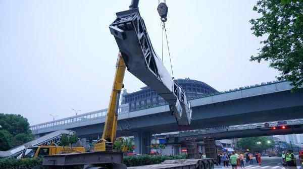 杭州一天桥被撞塌 究竟发生了什么?