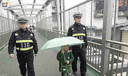 5岁男孩雨中走失 雨太大了要给爸爸送伞
