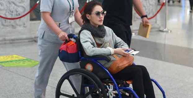 小s坐轮椅被护送 调侃自己是“华人界坐轮椅最美女明星”