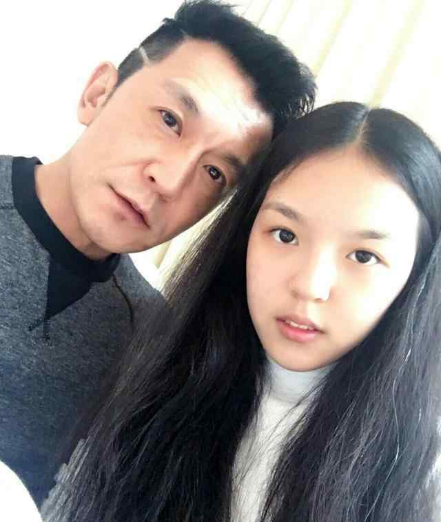 李咏女儿近照曝光 亭亭玉立清纯可爱