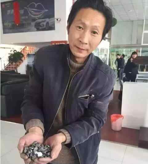 背81袋现金买车 过程真相详细揭秘！