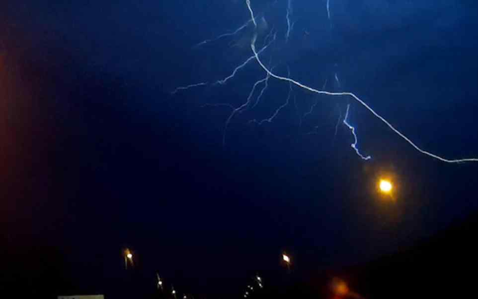 英国东南部一夜6万闪电袭击 超级风暴横扫英吉利海峡