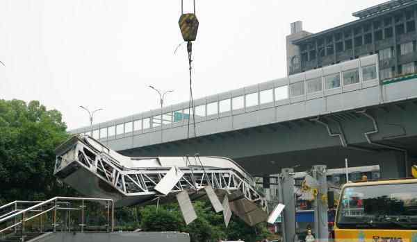 杭州一天桥被撞塌 究竟发生了什么?