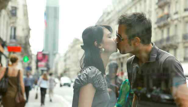 女子街头与上百男子接吻 出版《百吻巴黎》一书遭网友批评