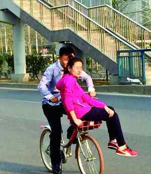 共享单车花式载人 为玩浪漫成人也坐进车筐