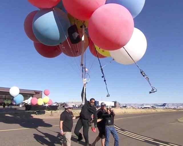 魔术师抓52个气球升至7500米高空 对此大家怎么看？