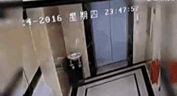 扶梯事故 惨烈丨“8·22”电梯事故，男子出电梯门时被活活卡死 ！