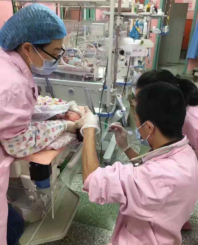 试管双胞胎早产 医生跪地半小时抢救