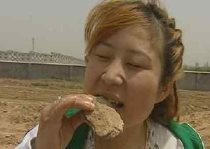 女孩吃土5000斤来真的每天吃一斤土！女孩吃土5000斤你能相信吗？
